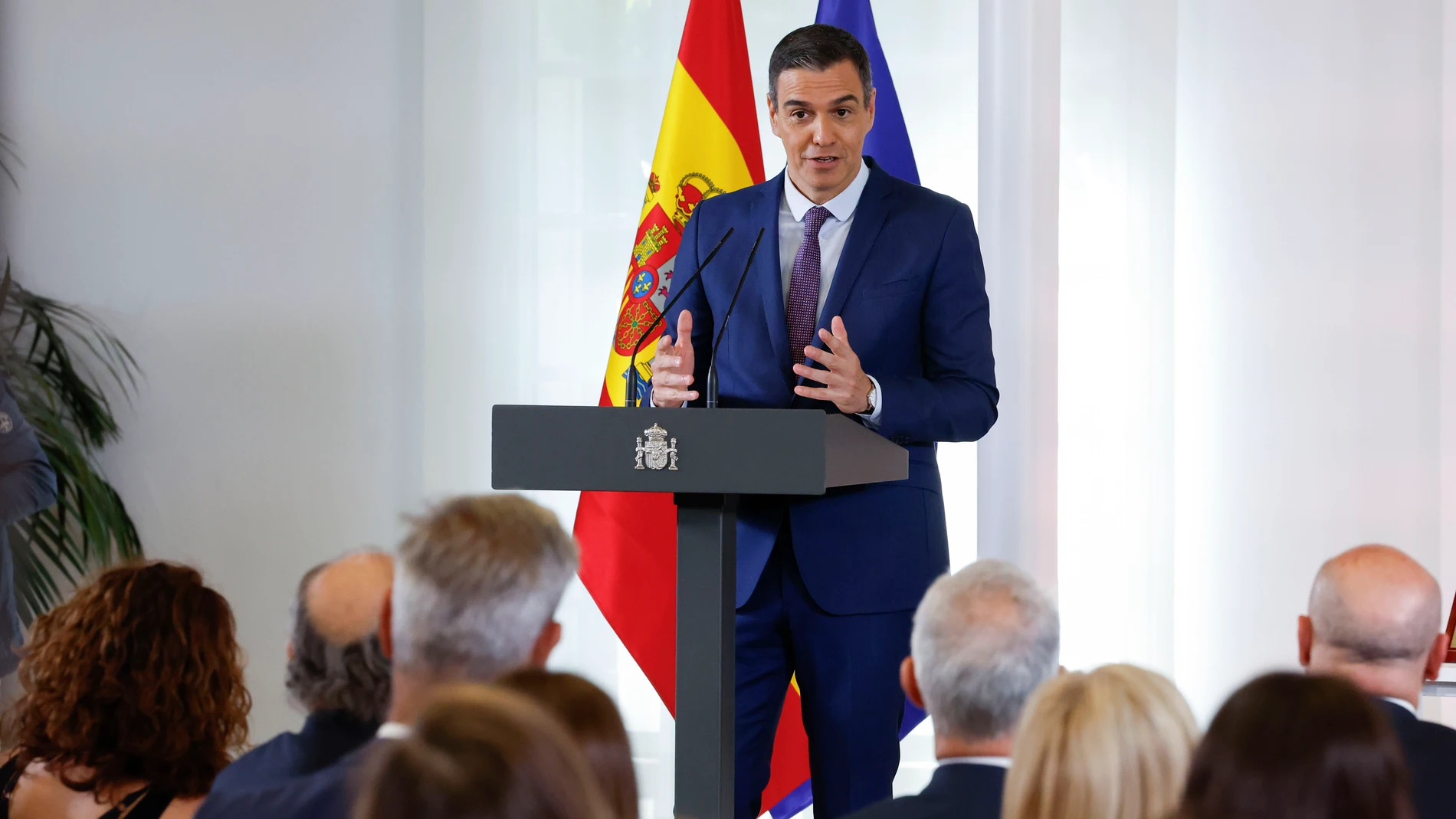MADRID, 31/05/2024.- El presidente del Gobierno, Pedro Sánchez (c), da un discurso durante el acto de entrega de la Placa de Oro de la Real Orden del Mérito Deportivo a la selección española de baloncesto 1984 y la Gran Cruz de la Real Orden del Mérito Deportivo a la baloncestista Laia Palau, en el complejo del Palacio de la Moncloa, este viernes, en Madrid. EFE/ Zipi