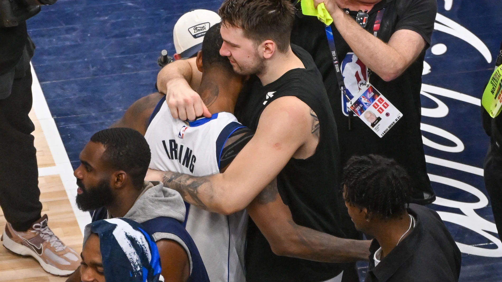 Doncic abraza a Kyrie Irving tras la clasificación de los Mavericks para las Finales de la NBA