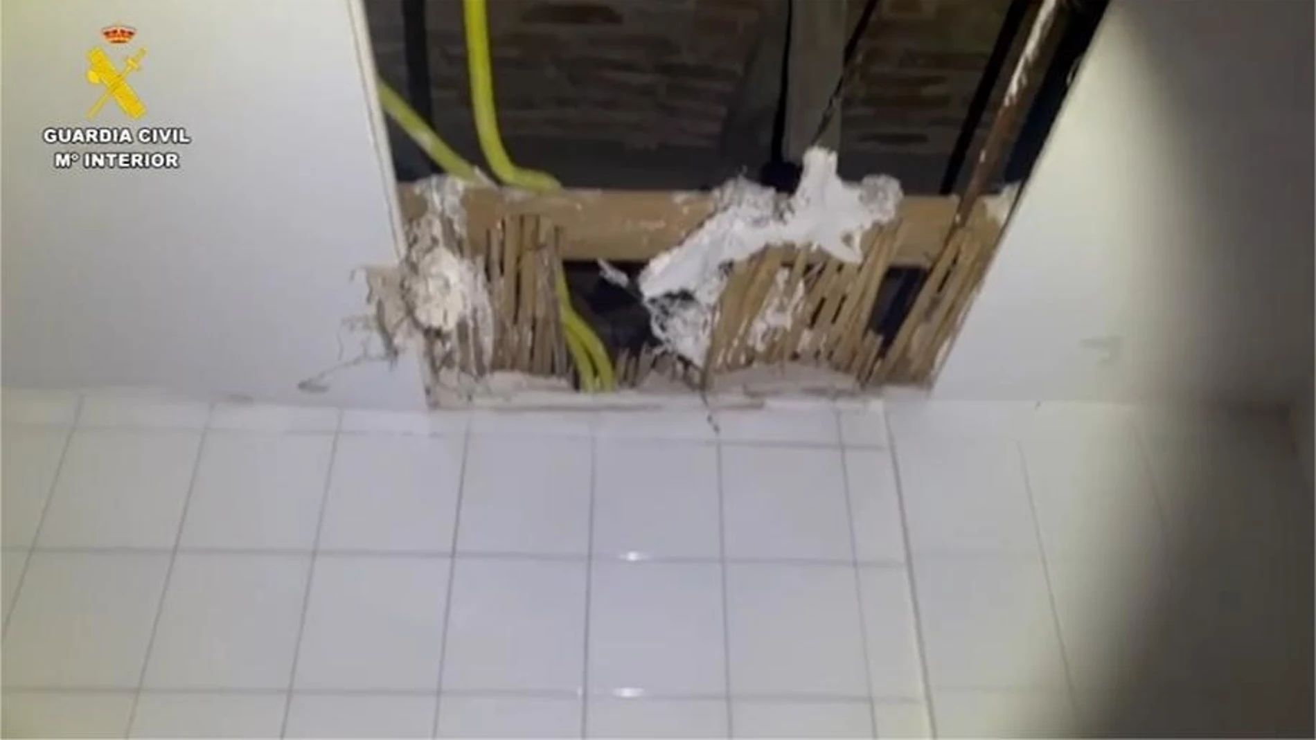 Hueco en el techo de la vivienda por donde habría escapado el detenido