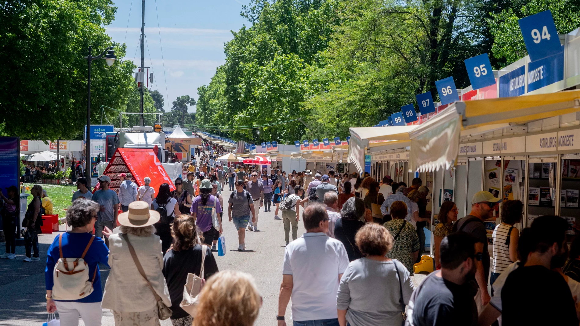 Decenas de personas durante la inauguración de la 83ª edición de la Feria del Libro de Madrid, en el Parque del Retiro, a 31 de mayo de 2024, en Madrid (España). La Feria del Libro se celebra anualmente con el fin de promover el libro, la lectura y la actividad de las empresas, entidades e instituciones que se dedican a la edición, distribución o venta al público de libros. La 83ª edición de la Feria del Libro de Madrid se realiza bajo el lema ‘El deporte ilumina la Feria’, que evoca la idea ...