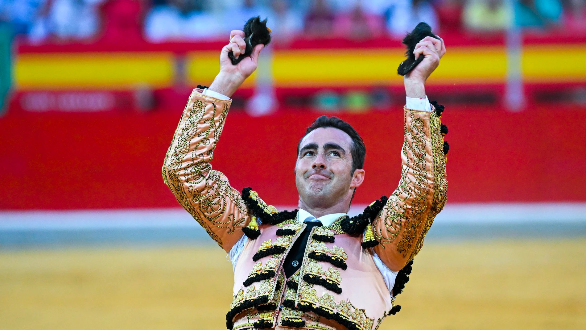 GRANADA, 31/05/2024.- El diestro David Fandila "El Fandi" corta dos orejas en el festejo de la feria taurina del Corpus Christi celebrado hoy viernes en la Monumental de Frascuelo, en Granada. EFE/Miguel Ángel Molina