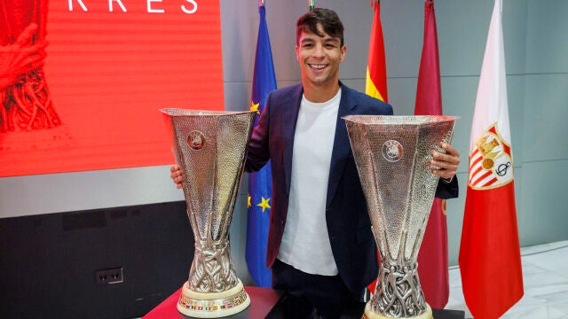 Óliver Torres se despide del Sevilla tras cinco temporadas y dos títulos de Liga Europa