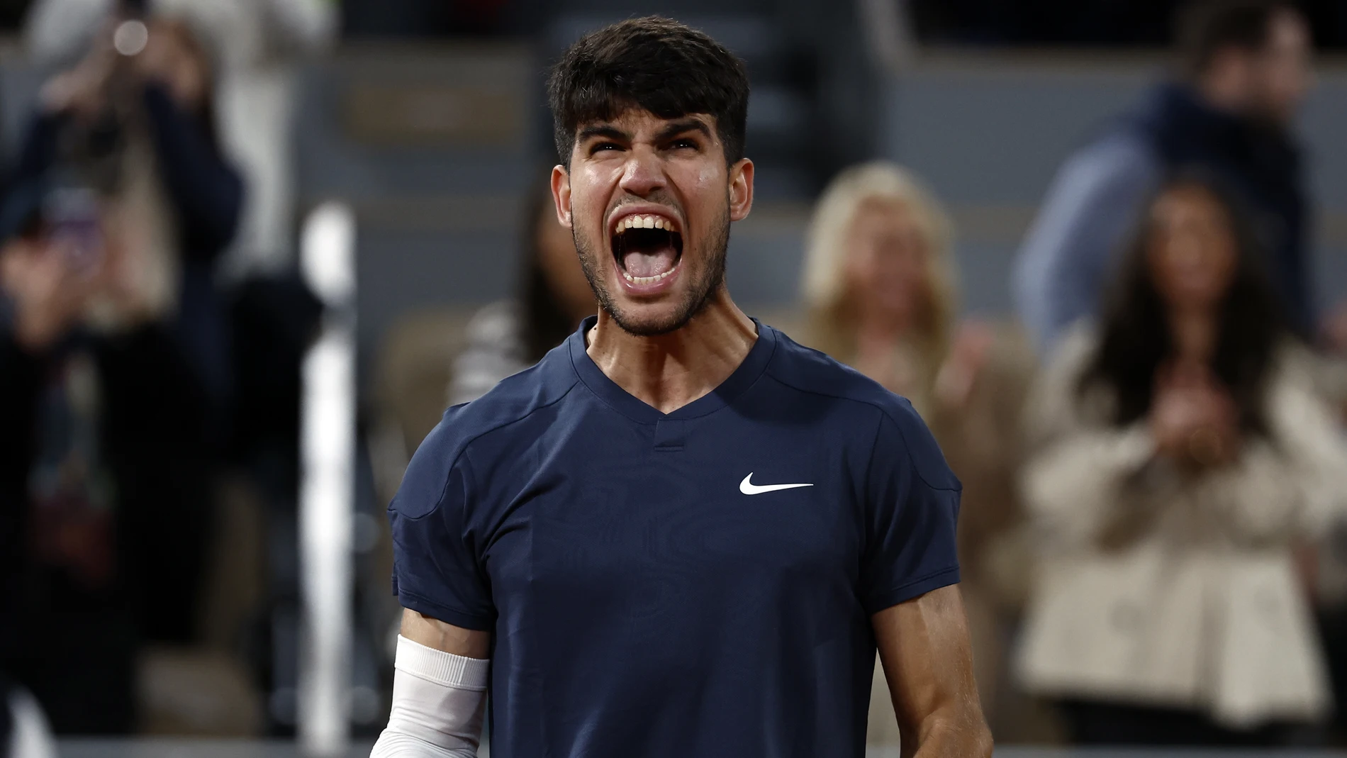 Paris (France), 31/05/2024.- Carlos Alcaraz of Spain celebrates winning his men's singles third round match against Sebastian Korda of USA at the French Open Grand Slam tennis tournament at Roland Garros in Paris, France, 31 May 2024. (Tenis, Abierto, Francia, España) EFE/EPA/MOHAMMED BADRA