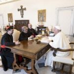 El papa Francisco mantiene una reunión con una delegación de la Conferencia Episcopal Española, formada por el presidente, monseñor Luis Argüello (c), el vicepresidente, José Cobo (i), y por el secretario general, Francisco César García Magán (3i), durante una audiencia privada celebrada en el Vaticano, este viernes.