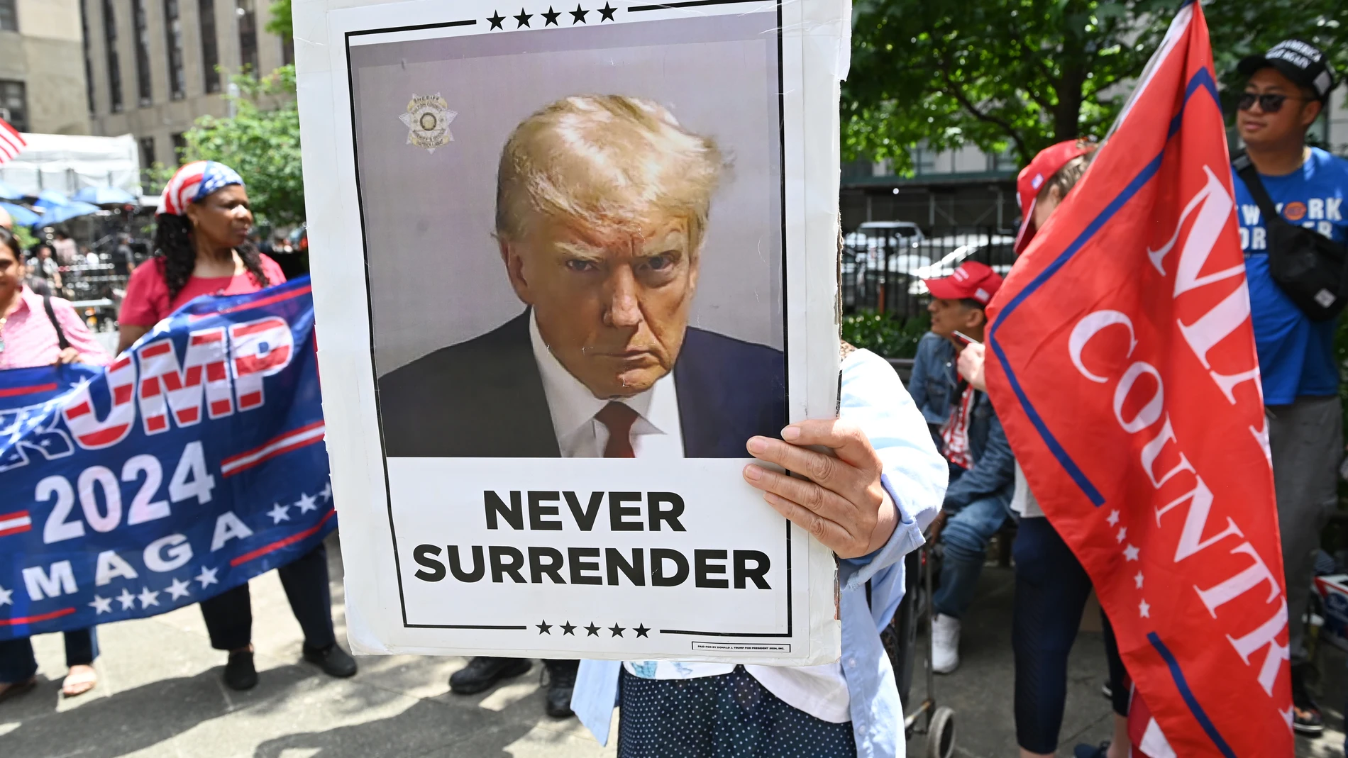 Simpatizantes del expresidente de EEUU Donald Trump ante el tribunal que le ha declarado culpable en un caso por soborno 29/05/2024
