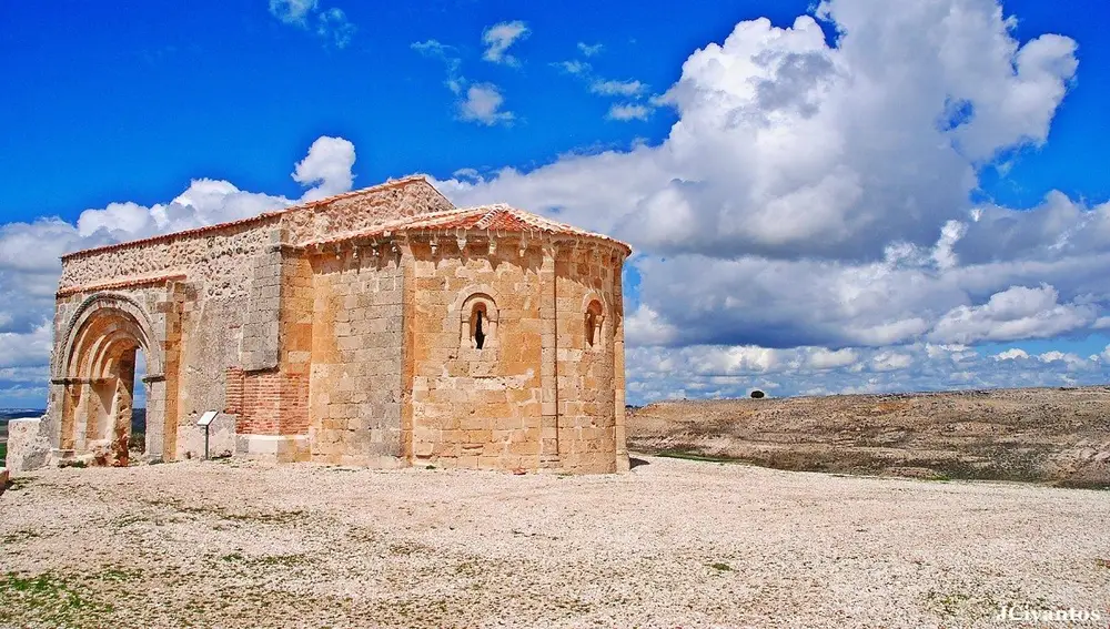 Ruinas de la ermita de San Miguel de Sacramenia (Segovia)