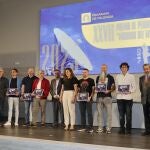 Foto de familia de la diputada de Cultura, Carolina Valbuena, y el jurado, con los premiados
