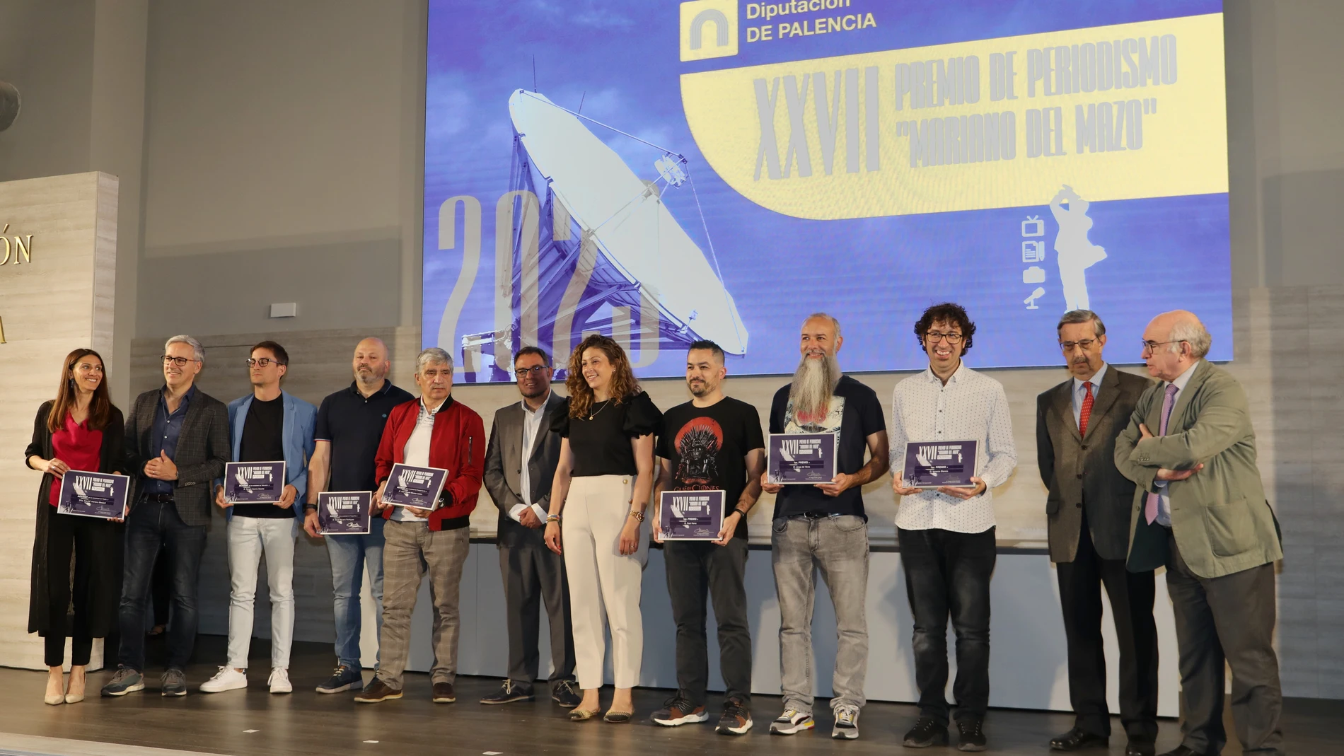 Foto de familia de la diputada de Cultura, Carolina Valbuena, y el jurado, con los premiados