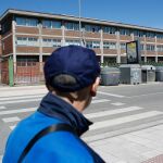 Una persona observa la fachada principal del centro educativo. 