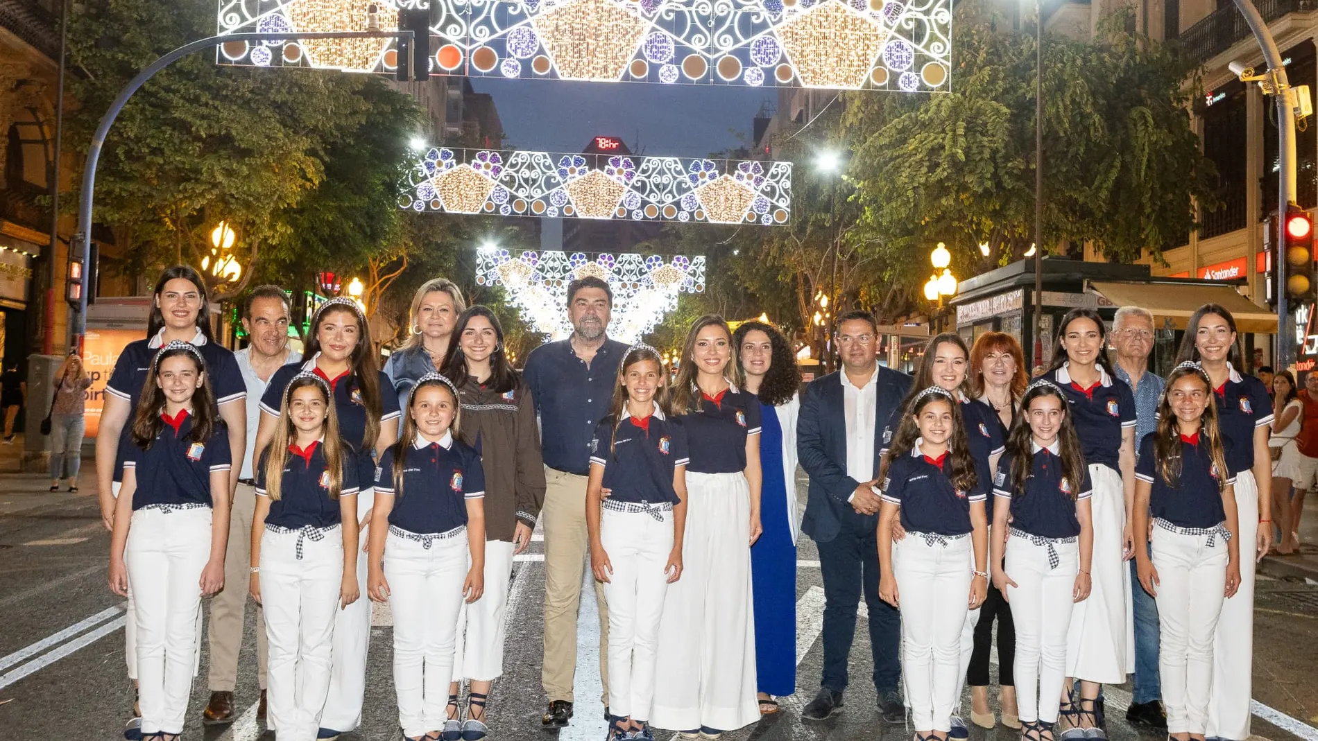 Los arcos de luces que decoran Alicante para las Hogueras ya se han encendido