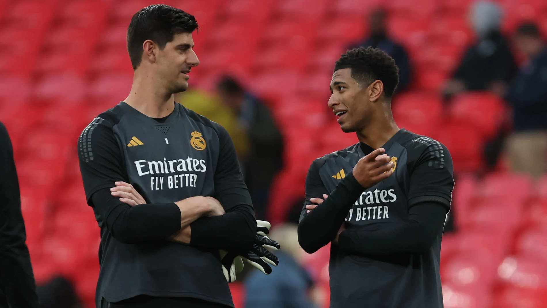 LONDRES, 31/05/2024.- Los jugadores del Real Madrid, el belga Thibaut Courtois (i) y el inglés Jude Bellingham, durante el entrenamiento hoy viernes del equipo madridista en el estadio de Wembley, escenario de este sábado para la final de la Liga de Campeones que van a disputar ante el Borussia Dortmund. EFE/Kiko Huesca