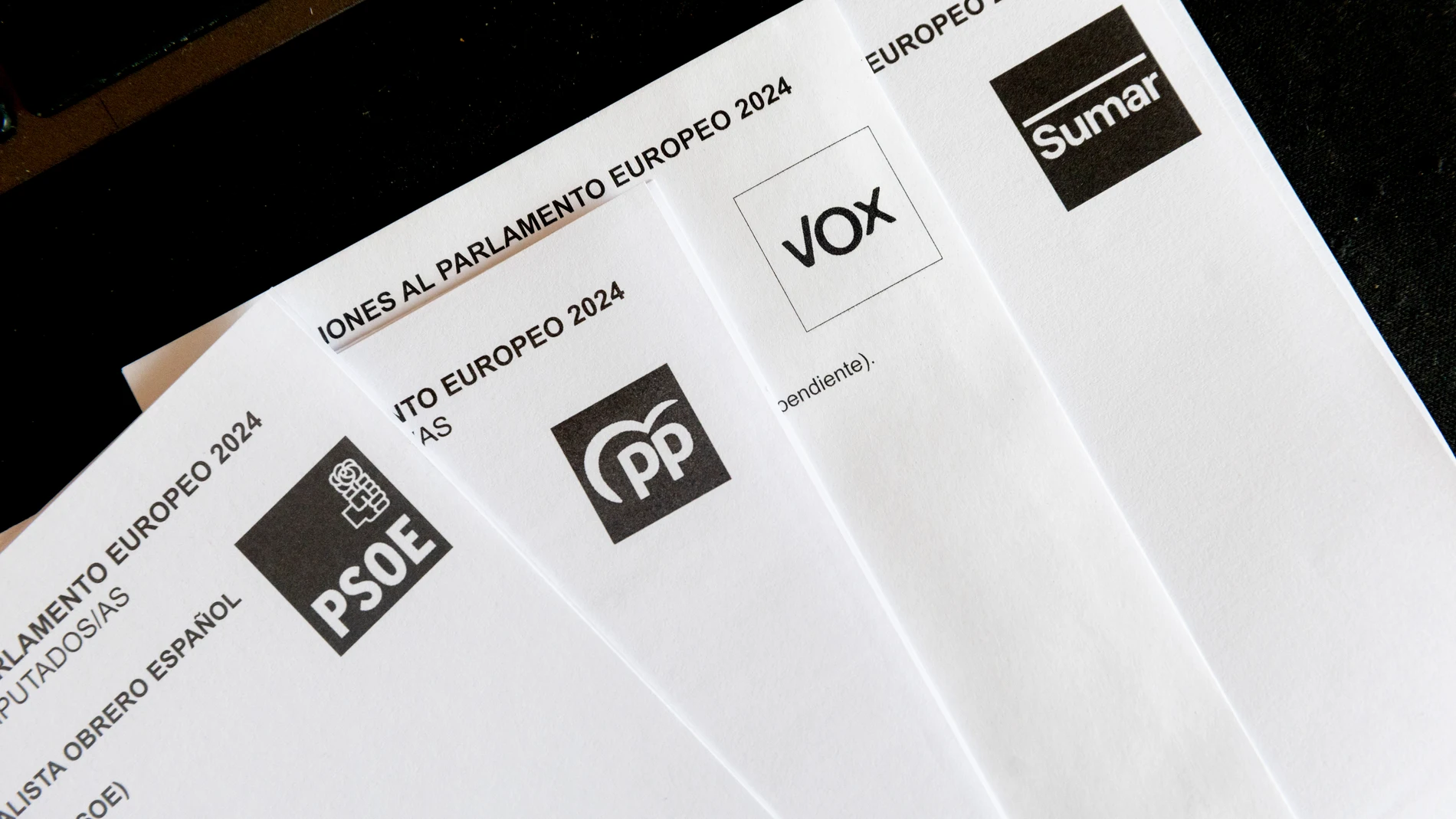 Papeletas electorales del PSOE, Sumar, Vox y PP, a 31 de mayo de 2024, en Madrid (España). El próximo 9 de junio se celebran las elecciones al Parlamento Europeo. El PP encabeza la mayoría de encuestas publicadas hasta ahora de cara a las elecciones europeas en España, seguido del PSOE y VOX, con la excepción de la encuesta publicada por el CIS el pasado 24 de mayo, que situó al PSOE en cabeza con una ventaja holgada de cinco puntos sobre el PP.31 MAYO 2024;MADRID;PAPELETAS ELECTORALES;ELEC...