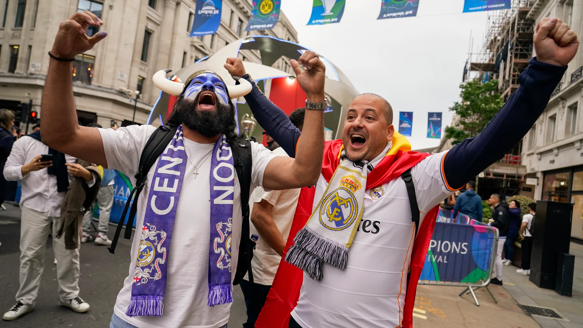 Real Madrid fans gather in a fan zone in Regent Street, in London, Friday, May 31, 2024, ahead of tomorrow's UEFA Champions League final at Wembley stadium between Borussia Dortmund and Real Madrid. (AP Photo/Alberto Pezzali)