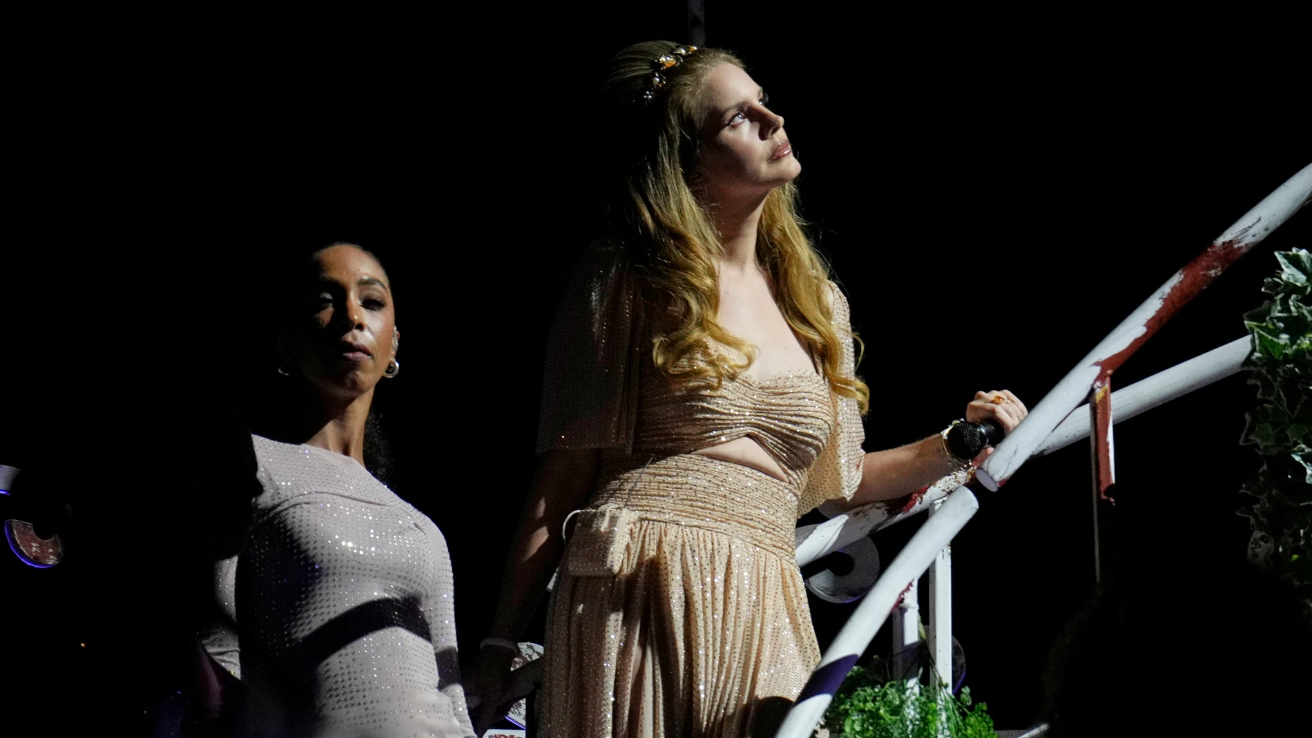 BARCELONA, 31/05/2024.- La cantante y compositora estadounidense Lana del Rey durante su actuación hoy viernes en el festival Primavera Sound que se celebra en Barcelona. EFE/Alejandro García.