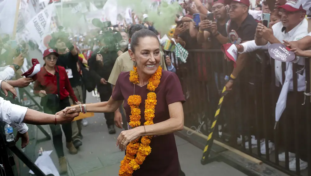 La candidata presidencial oficialista Claudia Sheinbaum, saluda a simpatizantes durante su cierre de campaña