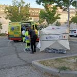 Espacio donde fue atendido el chico por los sanitarios del Summa 112 y Policía en el aparcamiento del centro comercial Plaza Norte de San Sebastián de los Reyes