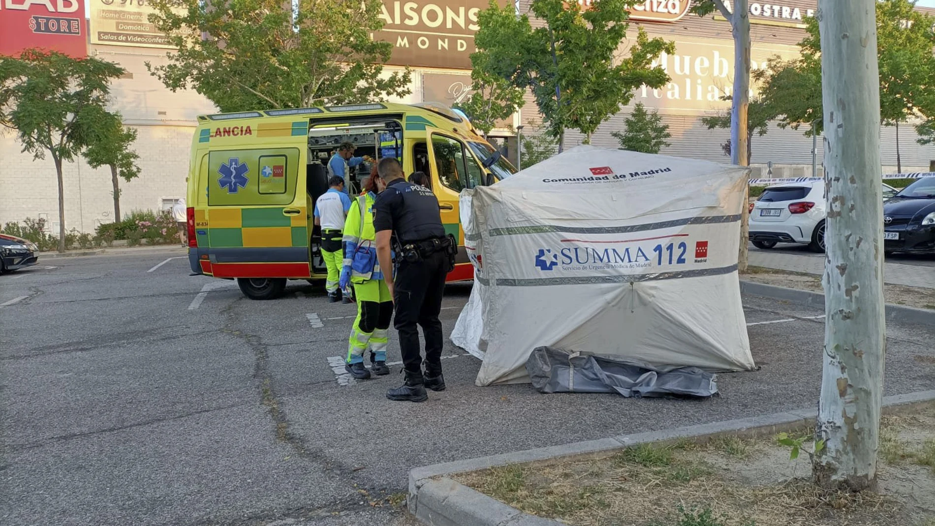 Espacio donde fue atendido el chico por los sanitarios del Summa 112 y Policía en el aparcamiento del centro comercial Plaza Norte de San Sebastián de los Reyes