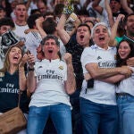 Los aficionados del Bernabéu celebran el gol de Carvajal
