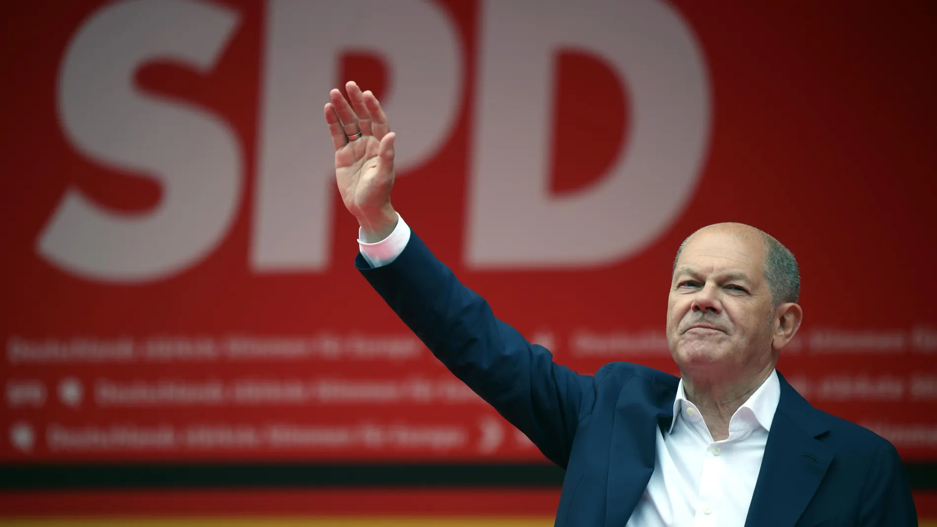 Leipzig (Germany), 01/06/2024.- German Chancellor Olaf Scholz waves after his speech during the Social Democratic Party (SPD) election campaign for the European elections in Leipzig, Germany, 01 June 2024. The European Parliament elections are scheduled across EU member states from 06 to 09 June 2024. (Elecciones, Alemania) EFE/EPA/CLEMENS BILAN
