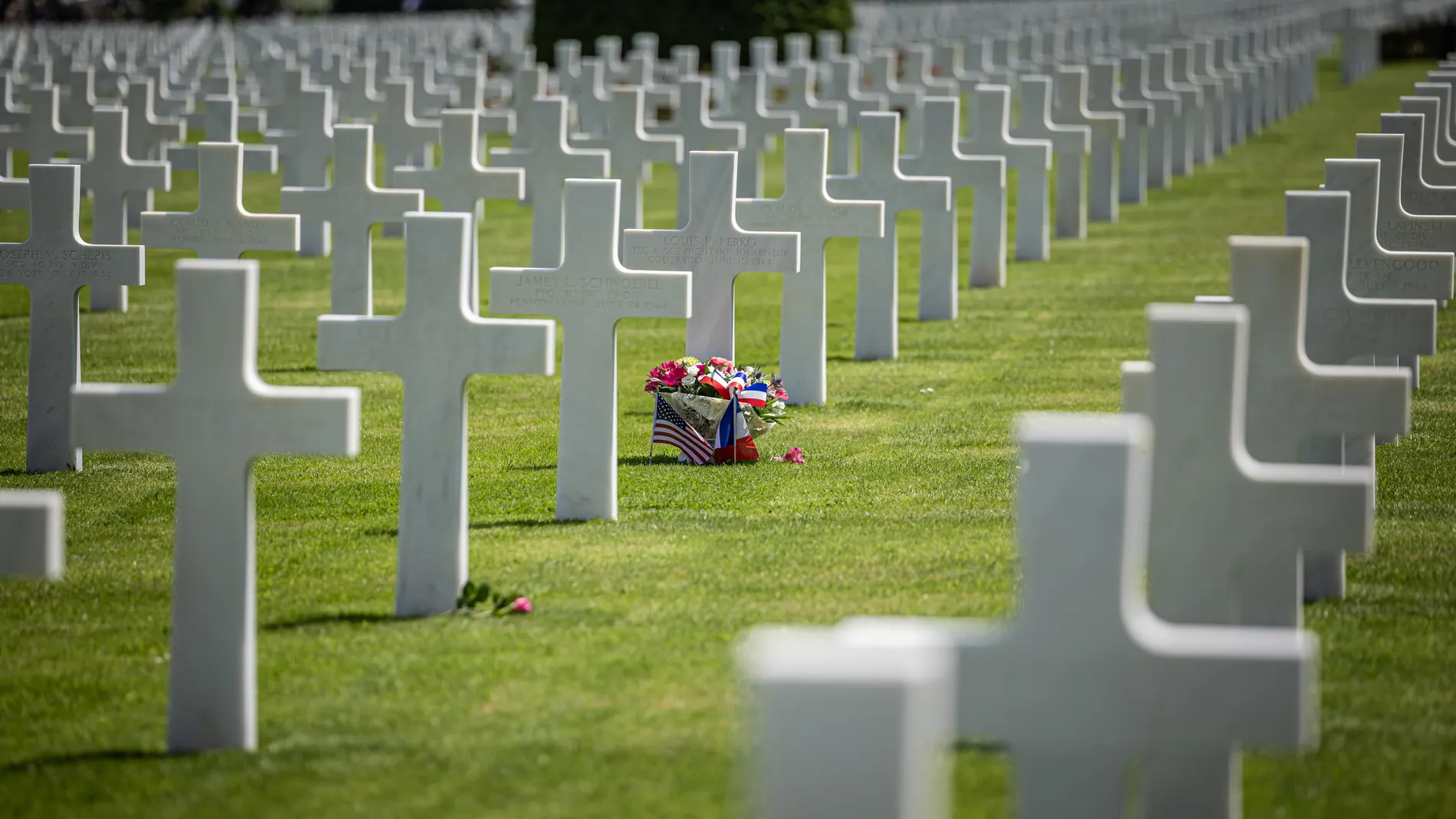 Colleville-sur-mer (France), 02/06/2024.- French and US flags are sticked by a grave at the American Cemetery ahead of the 80th D-Day anniversary, in Colleville-sur-Mer, France, 02 June 2024. World leaders are to attend memorial events in Normandy, France, on 06 June 2024 to mark the 80th anniversary of the D-Day landings, when allied forces invaded German controlled France. (Francia) EFE/EPA/CHRISTOPHE PETIT TESSON