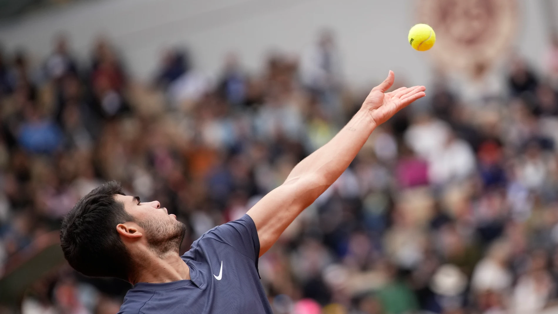 Spain's Carlos Alcaraz serves against Canada's Felix Auger-Aliassime during their fourth round match of the French Open tennis tournament at the Roland Garros stadium in Paris, Sunday, June 2, 2024. (AP Photo/Christophe Ena)