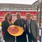 Isabel Díaz Ayuso con Almeida en Wembley