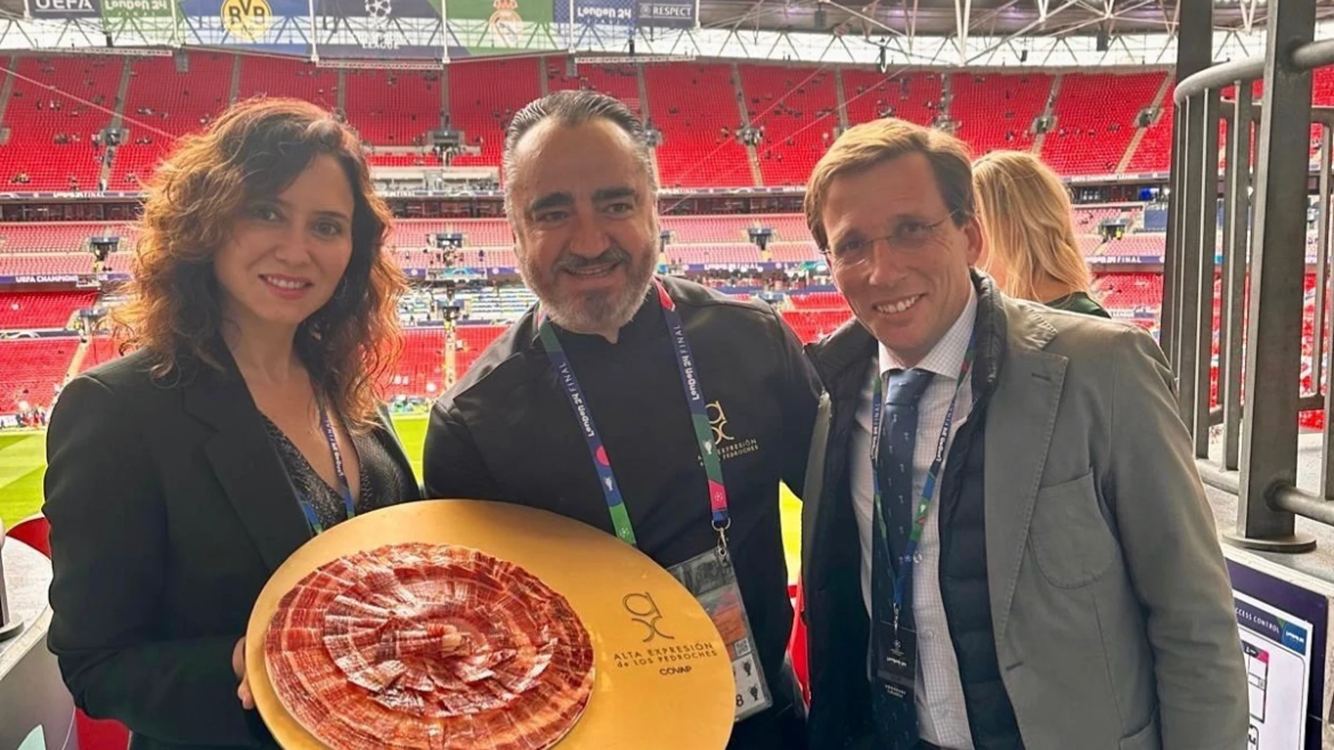 Isabel Díaz Ayuso con Almeida en Wembley
