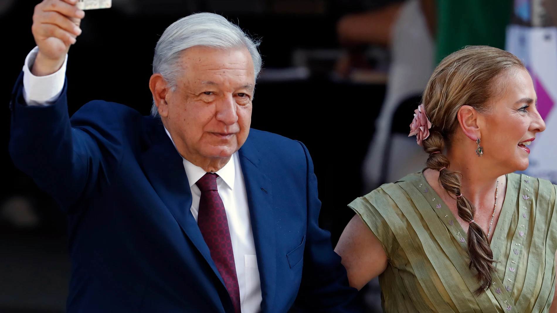 MEX9733. CIUDAD DE MÉXICO (MÉXICO), 02/06/2024.- El presidente de México, Andrés Manuel López Obrador (i), en compañía de su esposa, Beatriz Gutiérrez (d), se retira tras votar en las elecciones generales mexicanas este domingo en un colegio electoral en la Ciudad de México (México). El presidente mexicano, Andrés Manuel López Obrador, acudió a votar este domingo en las elecciones que definirán a la persona que lo sucederá en el Gobierno a partir del 1 de octubre. "¡Ánimo!", expresó el mandat...