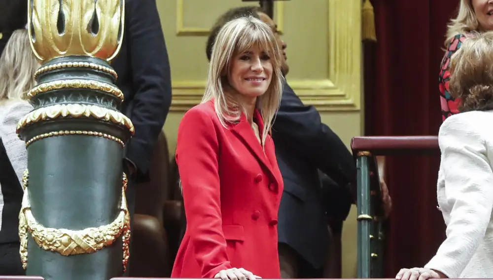 Begoña Gómez esposa del líder del PSOE y presidente del Gobierno en funciones Pedro Sánchez, en el Congreso, donde se celebra el primer día del debate de investidura.