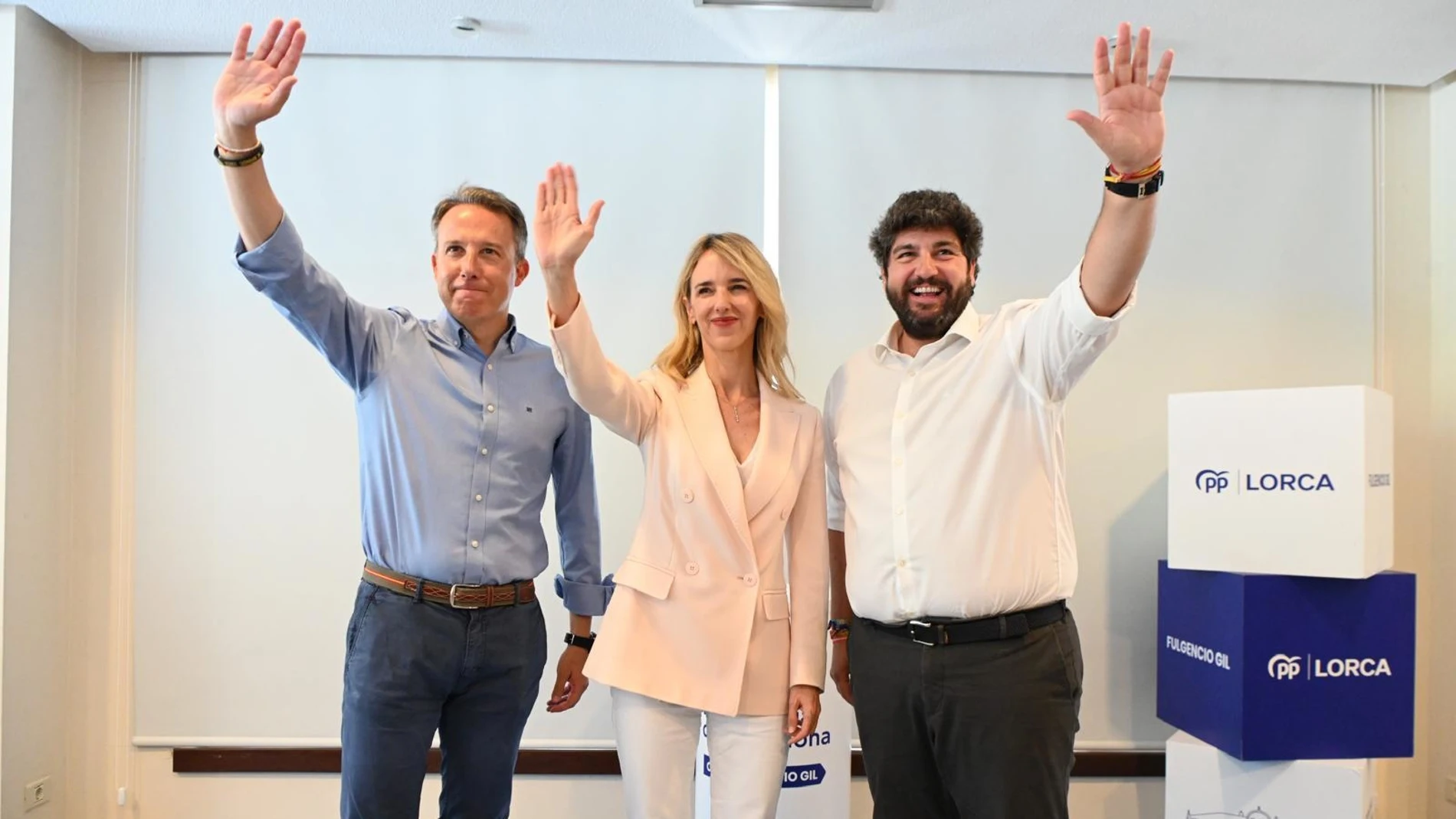 López Miras en un acto electoral en Lorca junto a la portavoz adjunta del PP en el Congreso de los Diputados, Cayetana Álvarez de Toledo, y el presidente del PP de Lorca, Fulgencio Gil