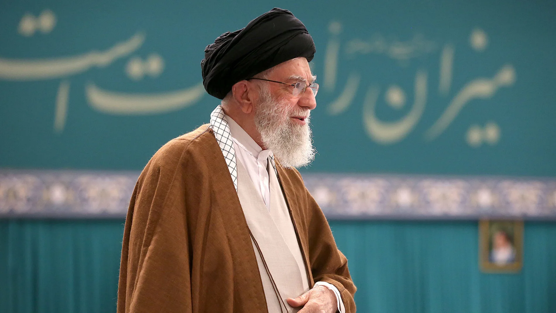 El líder supremo de Irán, el ayatolá Alí Jamenei, acude a votar en la segunda vuelta de las elecciones parlamentarias (archivo) 10/05/2024