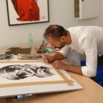 Santiago Gil, rematando una de sus obras