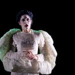 La mezzo soprano Lidia Vinyes-Curtis dando vida a Eurídice en "La liberazione di Ruggiero dall’isola d’Alcina" 