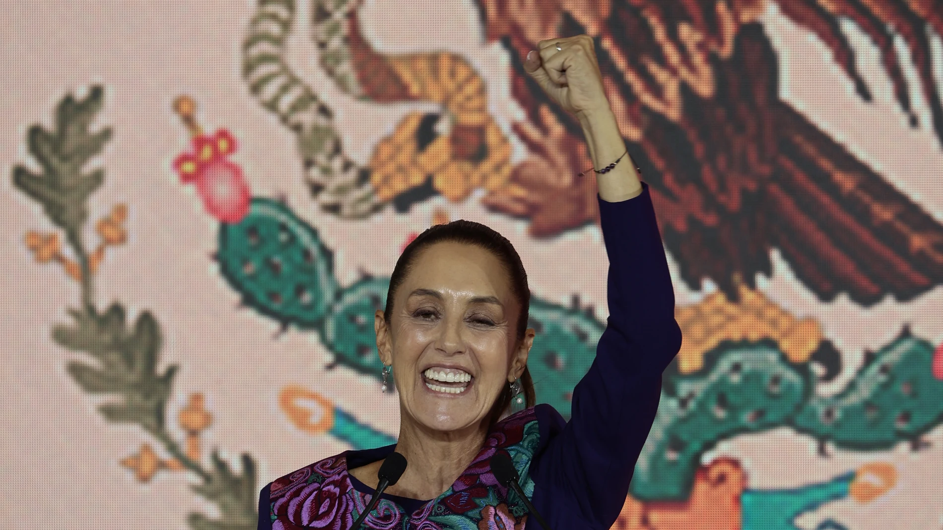 CIUDAD DE MÉXICO, 03/06/2024.- La candidata oficialista a la presidencia de México, Claudia Sheinbaum, habla durante una conferencia de prensa este lunes en la Ciudad de México (México). La oficialista Claudia Sheinbaum será la primera mujer presidenta de México tras obtener entre un 58,3 % y un 60,7% de los votos en las elecciones de este domingo, según el conteo rápido del Instituto Nacional Electoral (INE), ante un rango de entre 26,6% y 28,6% de su principal rival, la opositora Xóchitl Gá...