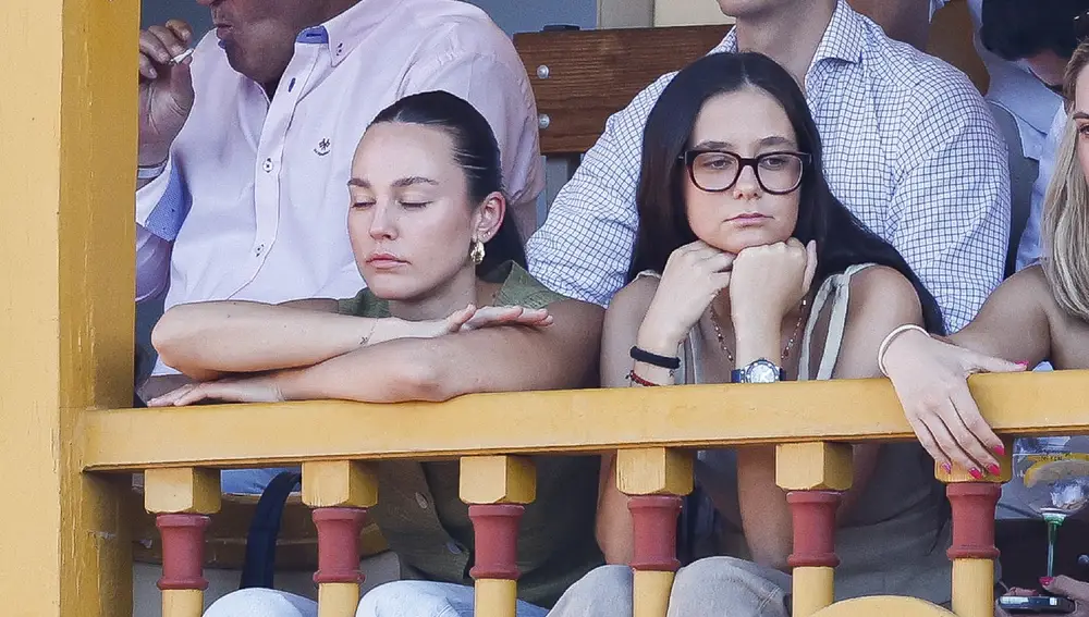 El look de Victoria Federica y su amiga Rocío en los toros.