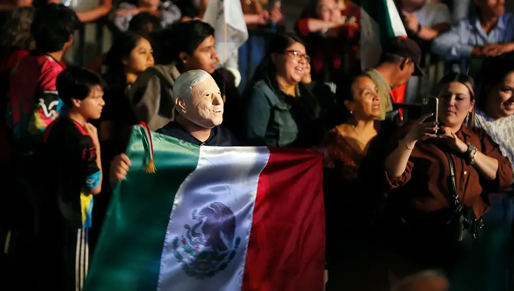 Simpatizantes de la candidata presidencial Claudia Sheinbaum inician festejos ante posible triunfo, en el Zócalo de Ciudad de México