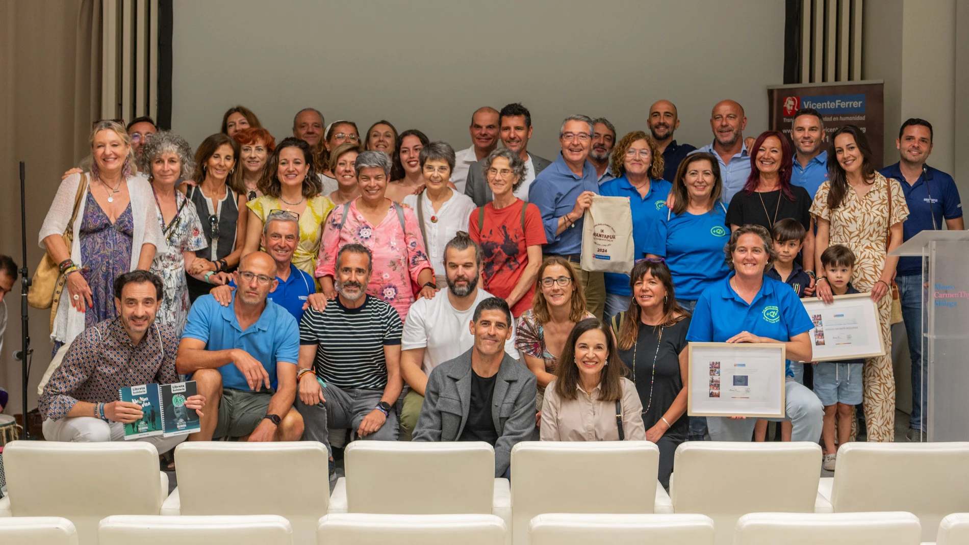 Foto de familia de autoridades y voluntarios en el "Encuentro Málaga 2024" organizado por la Fundación Vicente Ferrer