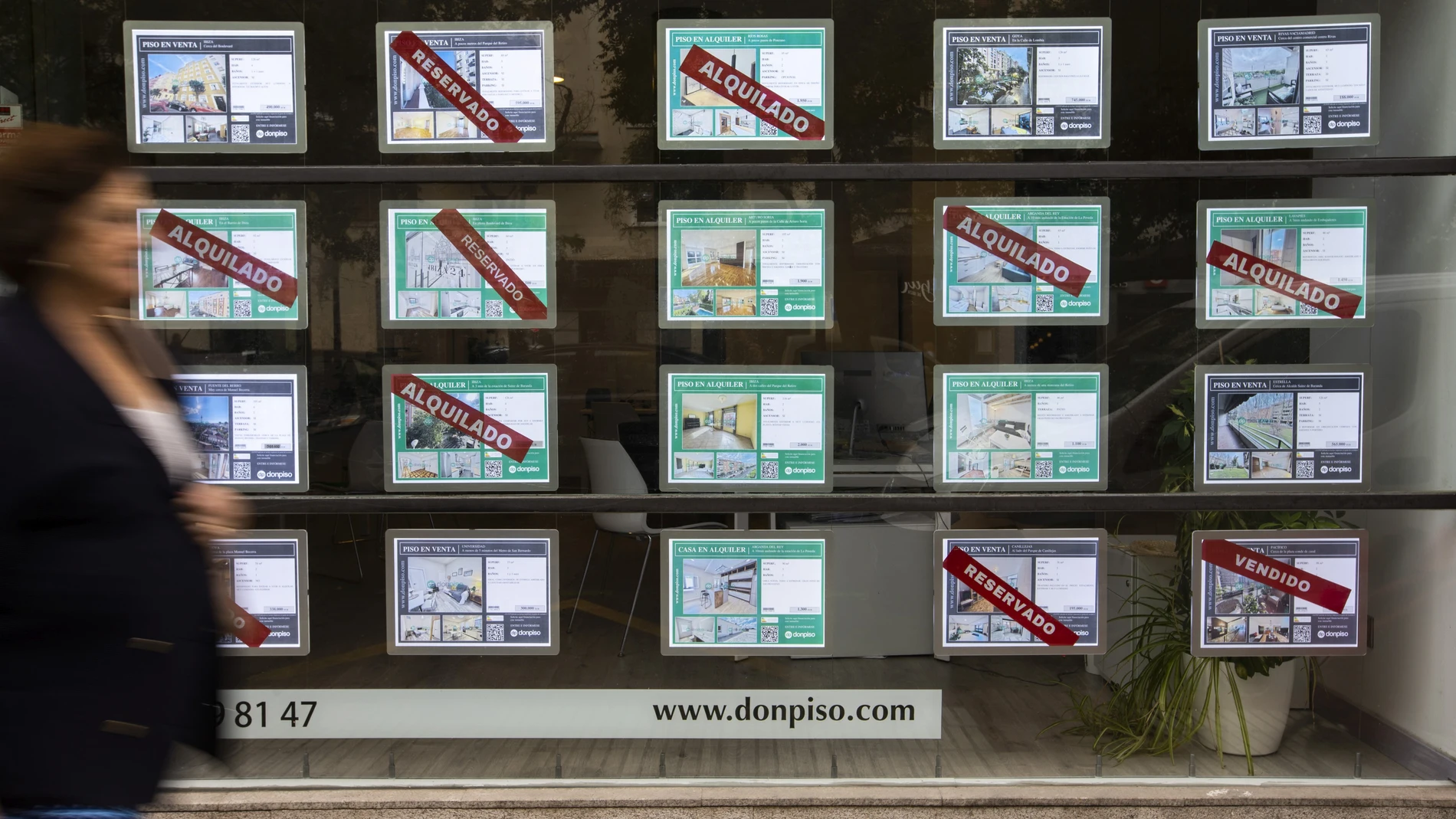 Carteles de alquiler de viviendas en una inmobiliaria.