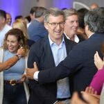  El presidente del PP, Alberto Núñez Feijóo (c), interviene en un mitin en Santa Cruz de Tenerife.