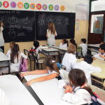 Una clase con alumnos, en un colegio