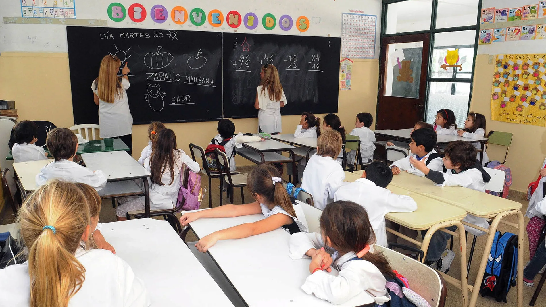 Una clase con alumnos, en un colegio