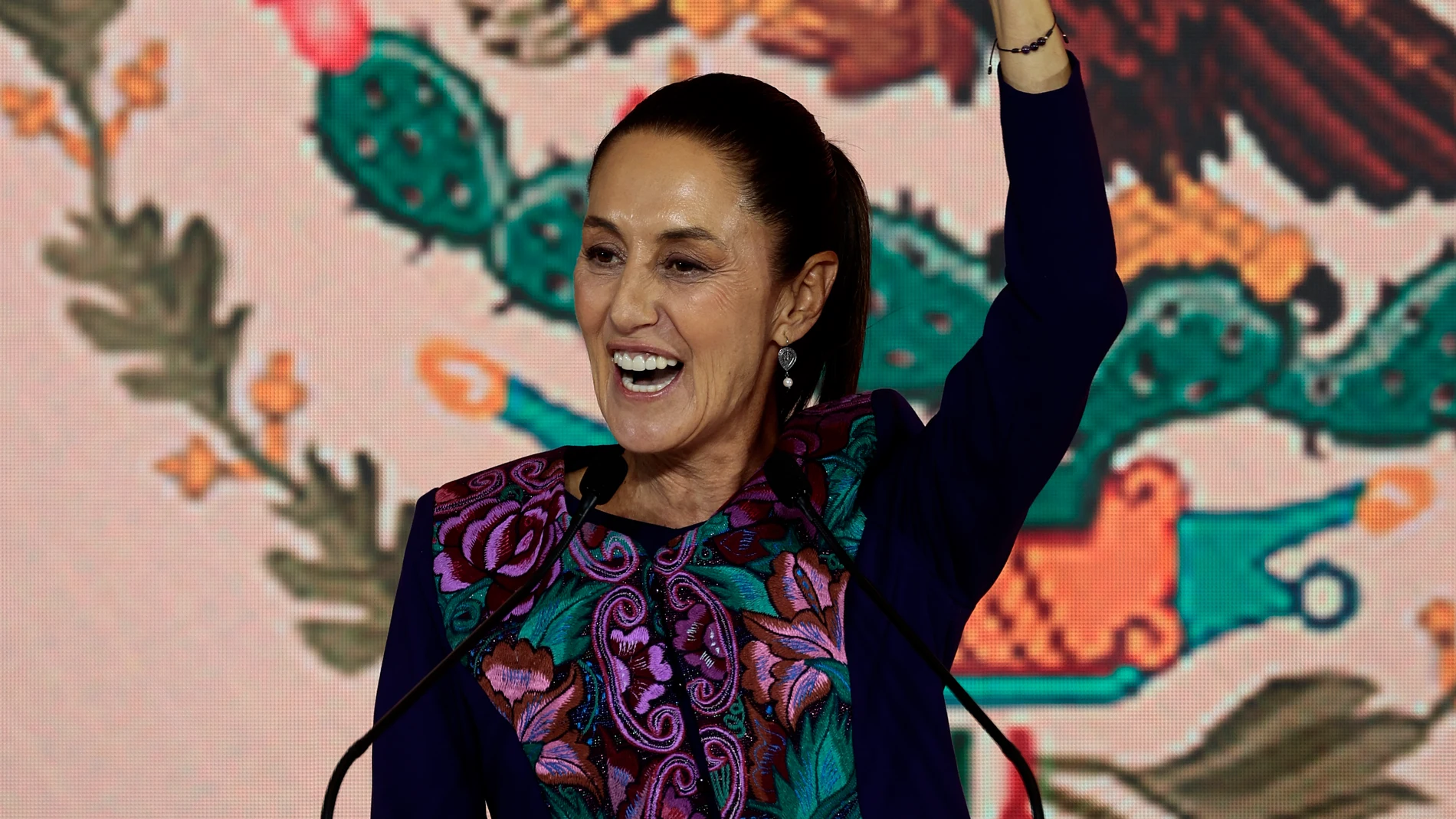 CIUDAD DE MÉXICO, 03/06/2024.- La candidata oficialista a la presidencia de México, Claudia Sheinbaum, habla durante una conferencia de prensa este lunes en la Ciudad de México (México). La oficialista Claudia Sheinbaum será la primera mujer presidenta de México tras obtener entre un 58,3 % y un 60,7% de los votos en las elecciones de este domingo, según el conteo rápido del Instituto Nacional Electoral (INE), ante un rango de entre 26,6% y 28,6% de su principal rival, la opositora Xóchitl Gá...