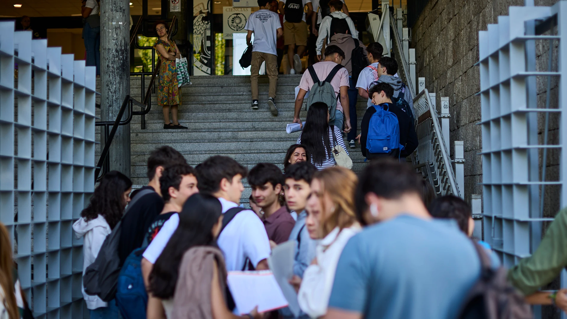 Estudiantes durante el primer examen de la EVAU en Ciudad Universitaria en Madrid, este lunes. Los alumnados de Bachillerato de La Rioja y Madrid serán este lunes 3 los primeros en enfrentarse a la prueba de acceso a la universidad, el último año en el que se mantendrá en vigor el actual examen antes de virar hacia su gradual transformación © Alberto R. Roldán / Diario La Razón. 03 06 2024