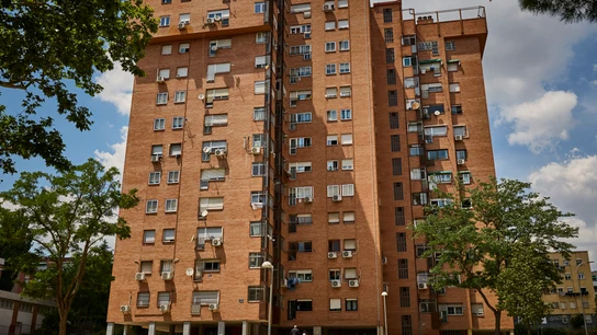Bloques de edificios situados en la calle Cullera 14 en el barrio madrileño de Lucero donde sus vecinos se que Bloques de edificios situados en la calle Cullera 14 en el barrio madrileño de Lucero donde sus vecinos se quejan de la proliferación de narcopisos donde se distribuye la droga. © Alberto R. Roldán / Diario La Razón. 04 06 2024