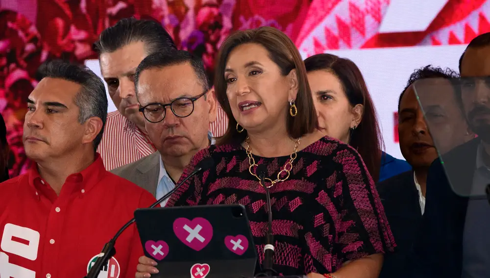 Candidate Xóchitl Gálvez recognizes her defeat.