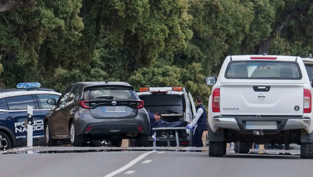 Momento del levantamiento del cadáver tras el asesinato a tiros este martes, en la carretera junto a un restaurante del distrito madrileño de Fuencarral-El Pardo, de Borja Villacís, hermano de la exvicealcaldesa de la capital y exdirigente de Ciudadanos, Begoña Villacís