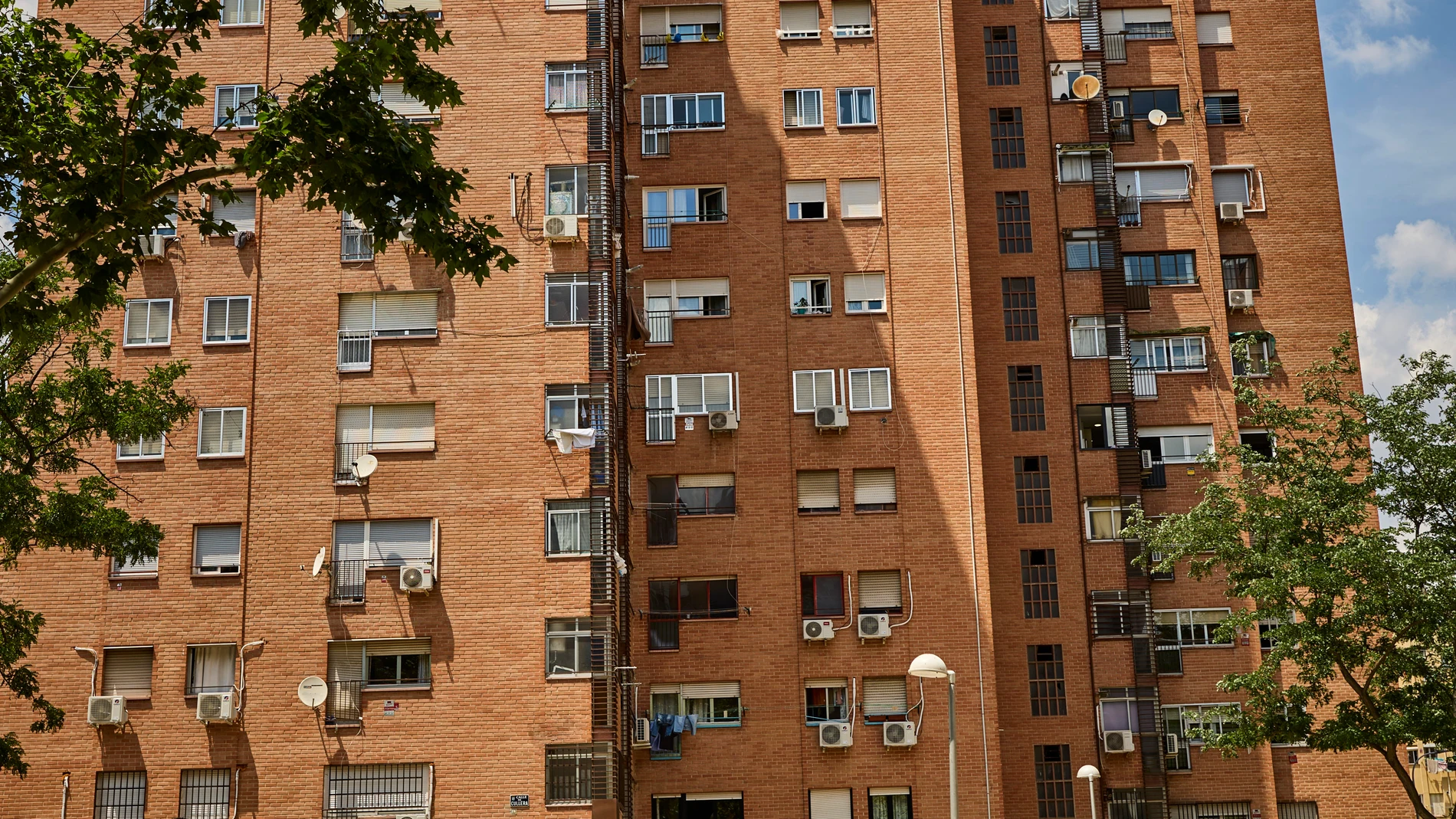 Bloques de edificios situados en la calle Cullera 14 en el barrio madrileño de Lucero donde sus vecinos se quejan de la proliferación de narcopisos donde se distribuye la droga. © Alberto R. Roldán / Diario La Razón. 04 06 2024