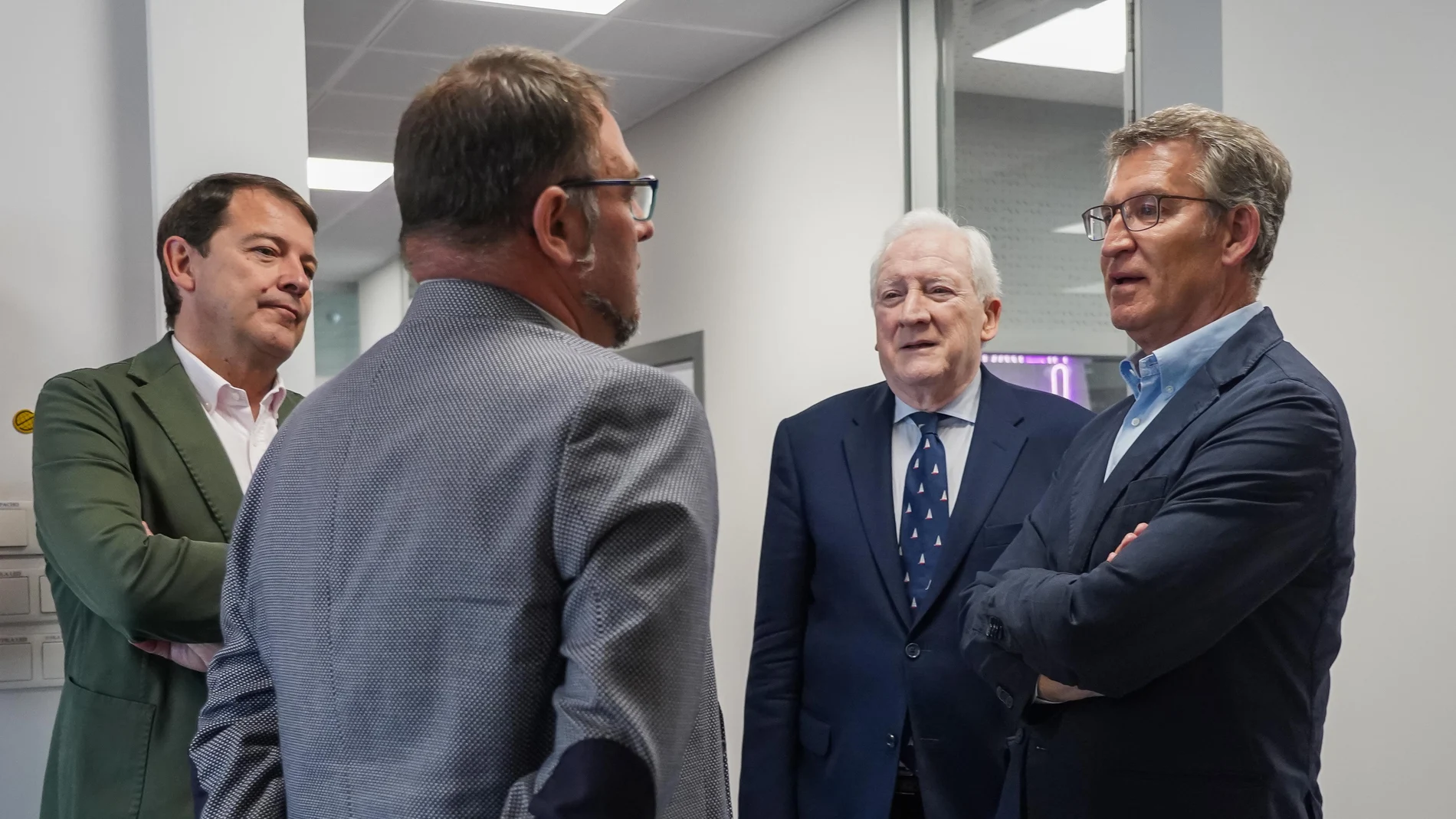 El presidente del PP, Alberto Núñez Feijoó visita la redacción de la agencia Ical, junto al presidente de Promecal, Antonio Miguel Méndez Pozo, el presidente del PP de CyL, Alfonso Fernández Mañueco, y el director de Ical, Luis Miguel Torres