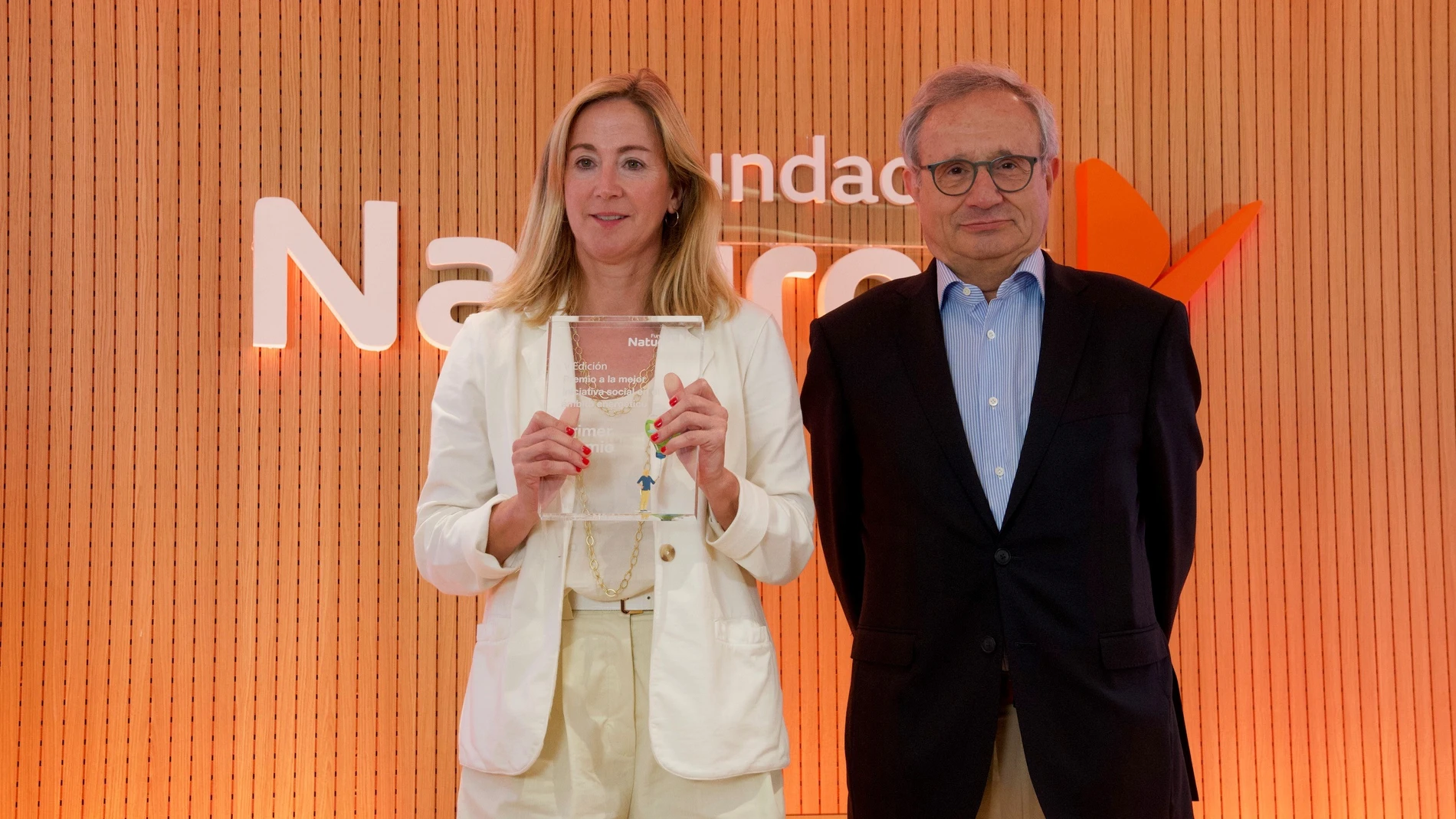 El presidente de Fundación Naturgy, Reafel Villaseca con la ganadora Fundación Luz Solidaria