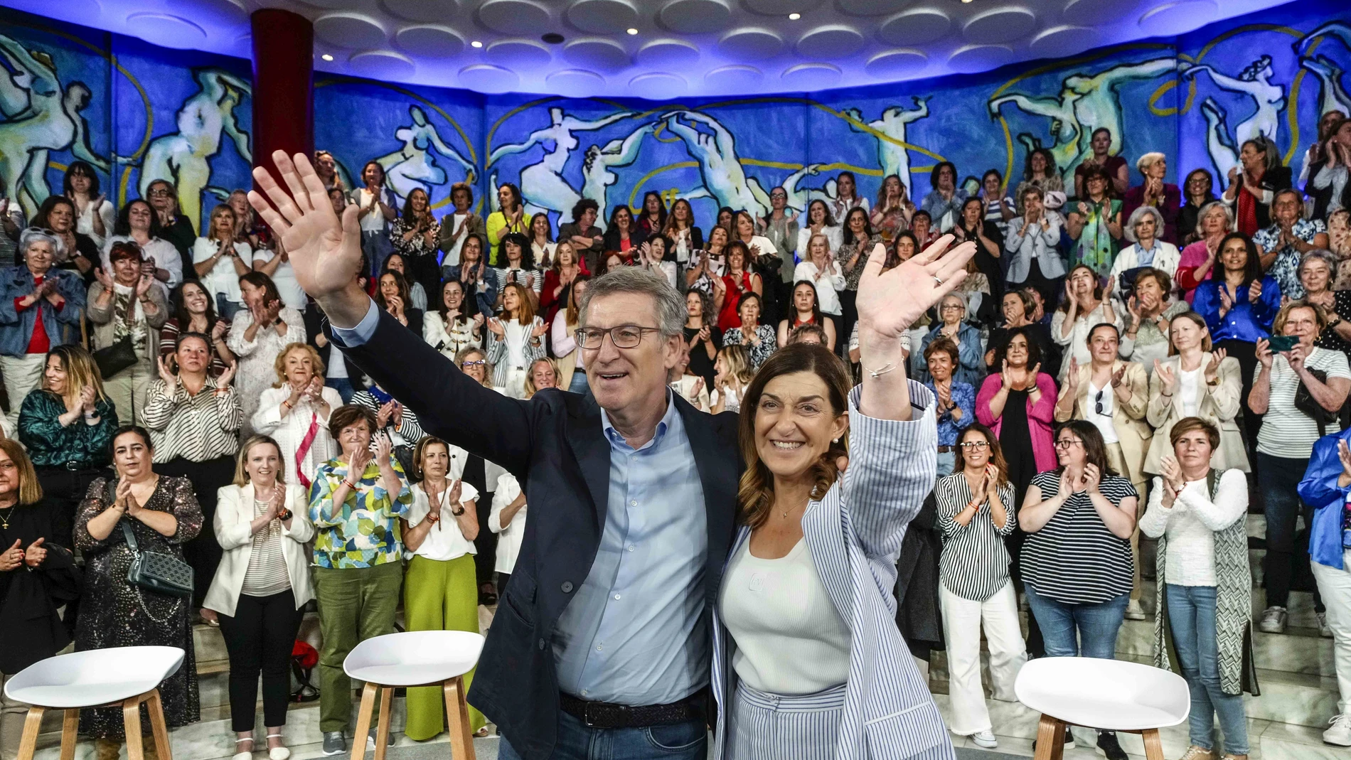 El presidente del PP, Alberto Núñez Feijóo, y la presidenta del PP cántabro y del Gobierno regional, María José Sáenz de Buruaga, saludan a su llegada a un foro sectorial sobre conciliación, en el Palacio de Festivales, a 4 de junio de 2024, en Santander, Cantabria (España). Feijóo ha clausurado hoy un foro dedicado al área de Mujer, Familia y Conciliación. Asimismo, el PP ha organizado para la tarde de hoy un encuentro con afiliados y simpatizantes en La Casona de Reinosa, donde Peón se encontrará acompañada por la coordinadora de Política Local, Isabel Urrutia, y por el alcalde de Reinosa, José Luis Vielba, ha informado el partido. 04 JUNIO 2024;SANTANDER;CANTABRIA;FEIJÓO;FORO DEDICADO;AREA DE MUJER;FAMILIA Y CONCIALIZACIÓN 04/06/2024